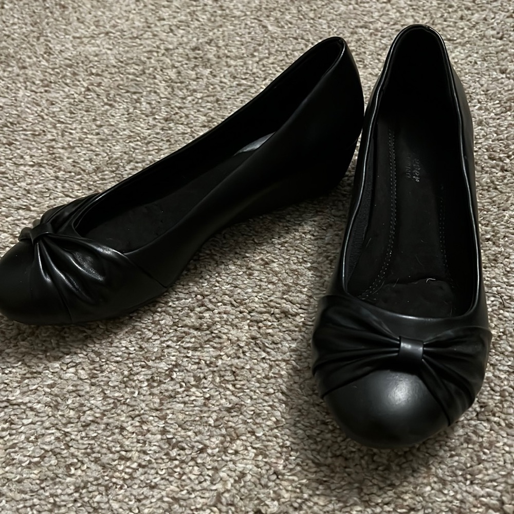 Black wedges